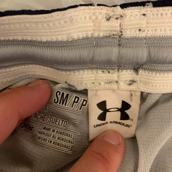 Under Armour loose heat gear shorts - basketball style - Picture 3 of 6